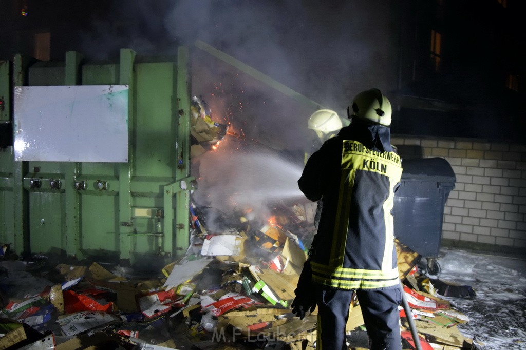 Feuer Papp Presscontainer Koeln Hoehenberg Bochumerstr P295.JPG - Miklos Laubert